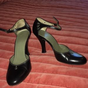 COLE HAAN black ankle strap pumps! 💙